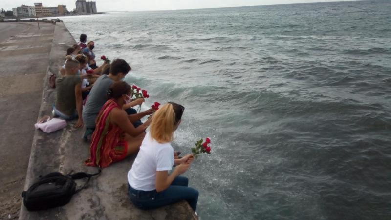 Jóvenes de la Universidad de la UCI depositaron flores en el malecón de la Habana en conmemoración al Señor de la Vanguardia.