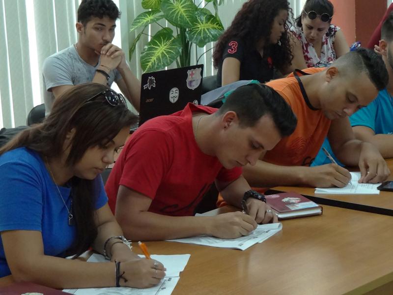 En primer plano, Eliani Cabrera, presidenta de la FEU en la UCI; a su lado, Alejandro Pérez, miembro del Secretariado Nacional de la FEU. 