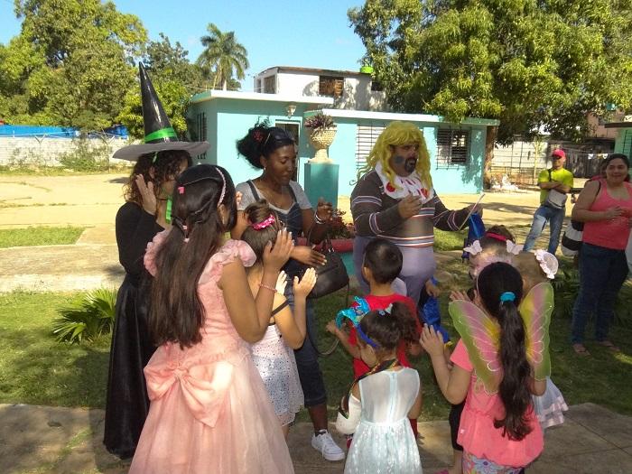 Hasta la Directora del Hogar de La Coronela cantó con los niños. 