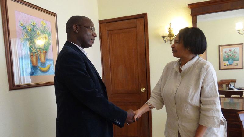 Dr.Sc. Miriam Nicado García, rector of this institution, exchanged ideas with the rector of the Zambezi University of Mozambique, Nobre Roque dos Santos, regarding student exchange programs