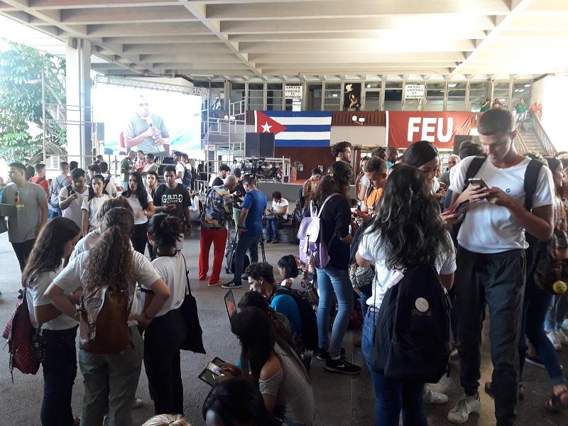 Gran cantidad de jóvenes de distintos centros universitarios de la capital se dieron cita en la Cujae. 