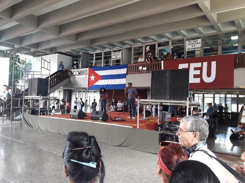 El arte joven de los artistas aficionados presentes en la actividad en contra del bloqueo. 