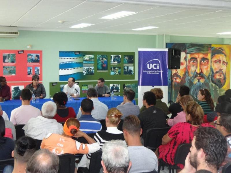 Durante el encuentro con el libro y su autor estuvo presente en la biblioteca universitaria, además, Rodolfo Romero de la Editorial Ocean Sur. 