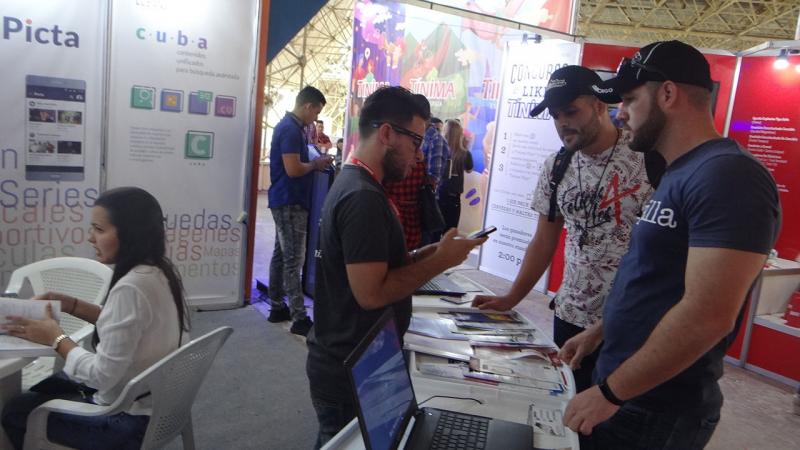 El público presente en el Pabellón Central se interesó por los productos que la UCI expone en la Feria.