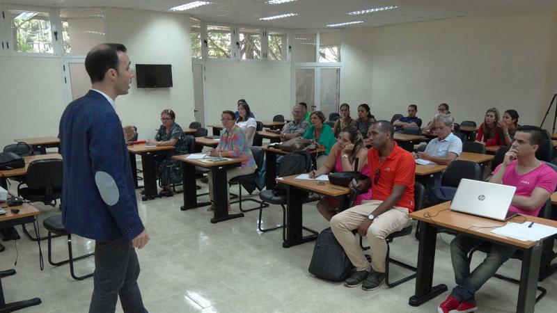 El conferencista español expuso las principales aplicaciones realizadas en el campo de la Educación y algunas experiencias aplicadas a la tutorización.