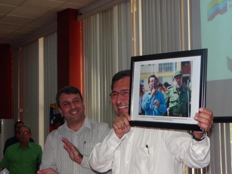 El rector de la UCI, Dr.C. Walter Baluja, entregó al embajador Adán Chávez un cuadro con una foto de su visita con Fidel a la Universidad, hace 15 años.