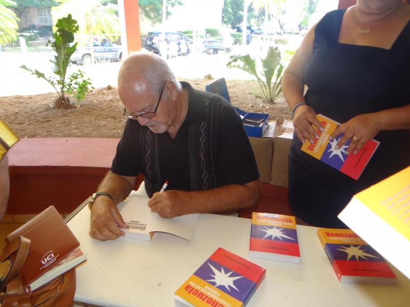 José Luis Méndez autografió a los interesados su libro “Venezuela y la contrarrevolución cubana”.