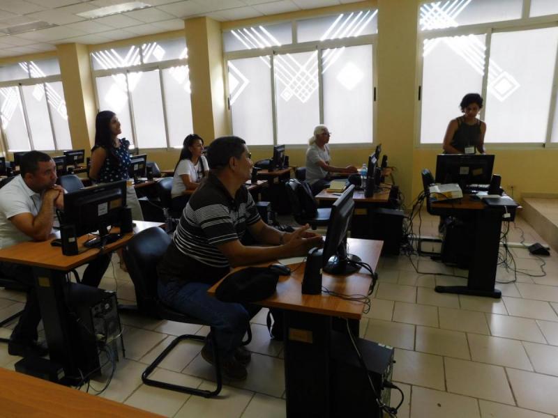 Taller sobre el uso del software geogebra para favorecer el aprendisaje de los estudiantes en la asignatura de cálculo vectorial, impartido por Valeria Cely y Carolina Rojas.