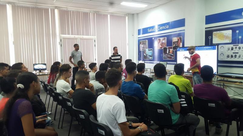 Estudiantes de primer año de la Facultad 2 visitan el Salón de Exposiciones de Aplicaciones y Sistemas Informáticos de la Universidad. 