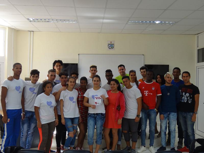 Melisa Ramírez junto a dirigentes de la FEU y estudiantes de su grupo.