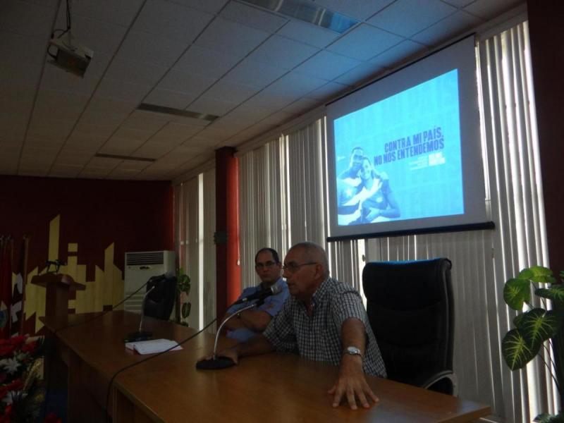 Dr.C. Jorge Sergio Menéndez Pérez y Waldo Barrera Martínez en audiencia en contra de la Ley Helms Burton. 