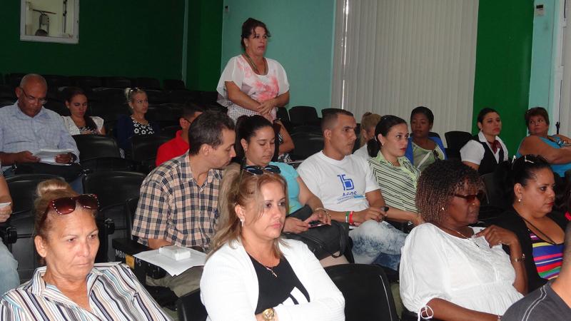 Los trabajadores debaten, reflexionan e intercambian sobre la seguridad y la salud de los recursos humanos de la UCI. 