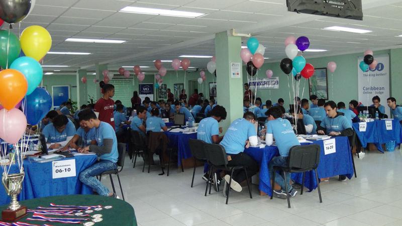 Equipos resolviendo los problemas en la Final Regional del Caribe del ACM-ICPC. 