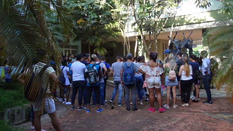 Estudiantes del cuarto año de la Facultad 2 reunidos.