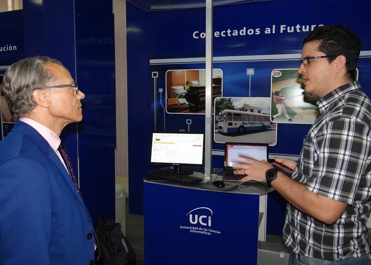 Yerandy Manso, director del centro Fortes, presentó al visitante la pataforma educativa ZERA.