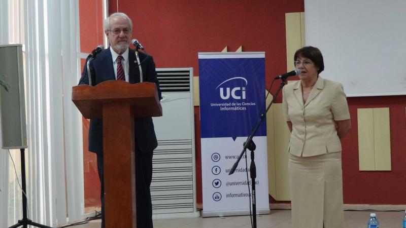 El Dr.C. James R. Stellar, presidente de la Universidad de Albany, Nueva York, agradeció la acogida a su delegación. 