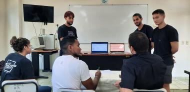 Estudiantes exponen sus trabajos durante JCE de la Universidad, evento que fue inaugurado este martes.