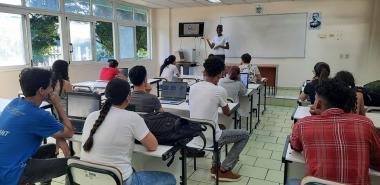 Estudiantes exponen trabajos en la Jornada Científica Estudiantil. Foto: Osmel Batista Tamarit