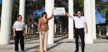 En nombre de la comunidad universitaria, nuestro Rector recibe el reconocimiento de la Fiscalía General de la República de Cuba y de la Empresa Xetid. Foto: Osmel Batista Tamarit y Héctor Elider