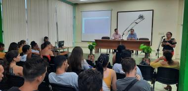 La superación profesional fue uno de los temas en los que más se insistió en el encuentro de bienvenida a los recién graduados en adiestramiento a la UCI. Foto: Osmel Batista Tamarit