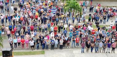 La comunidad universitaria rindió homenaje al más universal de los cubanos en la Plaza Martiana. Foto: Juan Félix Hernández Rodríguez, Evelio Antonio Piedra Cueria y Juan Pablo Hernández Mirabal