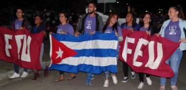 Los jóvenes de la Universidad enarbolan los ideales de Fidel y Mella, en el desfile inaugural de los Juegos Mella 2020