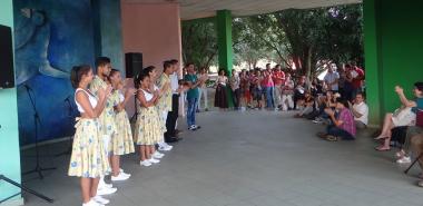 Los delegados al X Simposio Internacional de Estudios Generales disfrutaron del arte de artistas aficionados de la FEU en la UCI