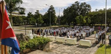 Estudiantes de primer año juran defender cada pulgada del suelo patrio. 