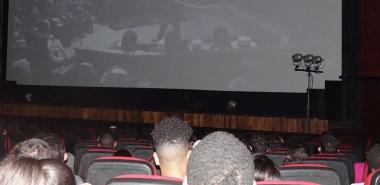 Los estudiantes de la UCI acudieron al cine Yara para ver la película cubana Inocencia.