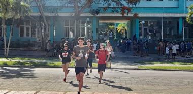 La Jornada a favor del Medio Ambiente en la UCI echó a andar con la carrera ecológica en la Plaza Mella. Foto: Osmel Batista y Héctor Elider González