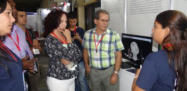 El jurado evaluador de la Feria visitó el estand de la UCI.