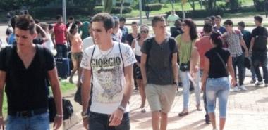  Estudiantes de primer año llegan a la UCI.