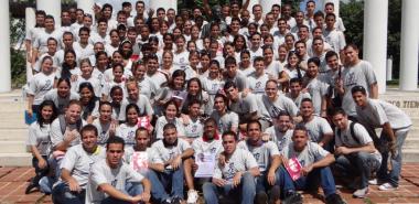 Los graduados de la Facultad 5 en la emblemática Plaza Mella de la UCI.