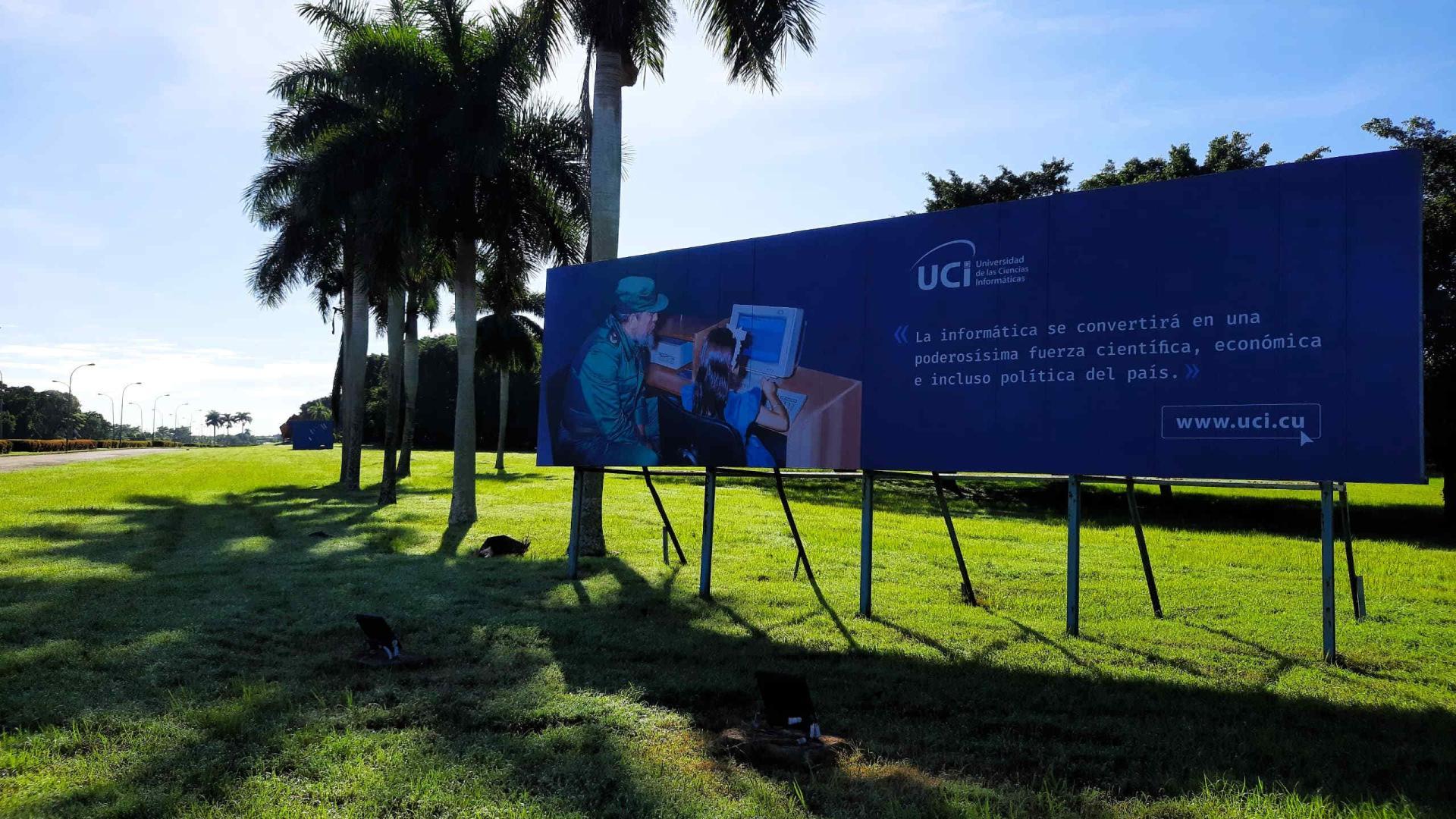 CONECTADOS AL FUTURO CONECTADOS A LA REVOLUCIÓN